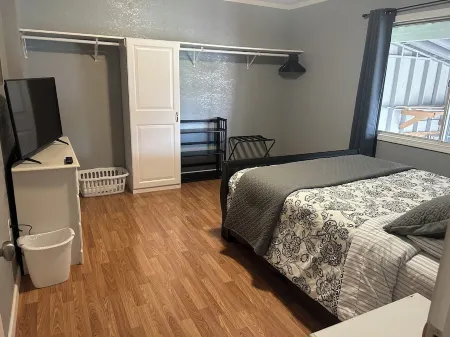 Black Gold Getaway .....Walking Distance to Town