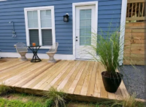 Studio - direct 2 min beach walk with public access end of street.