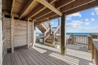 Sand Sational! Oceanfront 4-BR house in Surf City/Topsail Island, Pet Friendly - Boutique