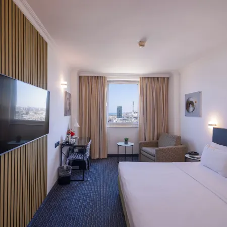 Grand Beach Hotel Отели рядом с достопримечательностью «Пляж Ха-Цук»