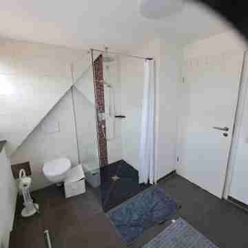 Close to the city, good public transport connections, good infrastructure Rooms