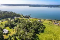 Penn Cove Overlook by AvantStay Cabin w Views