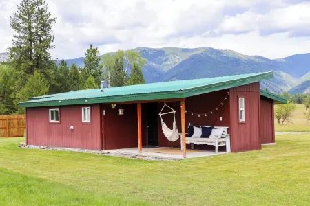 Charming cabin in Trout Creek