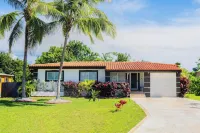 Charming 3BR Miami Home with Stylish Lounge, Coffee Bar & Peaceful Vibes