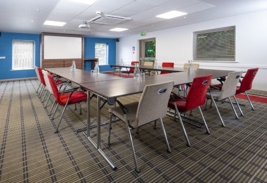 홀리데이 인 익스프레스 톤턴 주변의 현대적인 비즈니스 파크 이미지