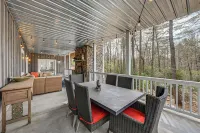 Outdoor Fireplace and Views Mountain Bearadise - Homestays