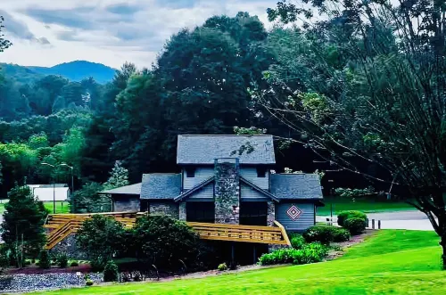 CharMing 2-BeD CoZy CaBin w-WiFi, AC & FiRe PlaCe, CenTraL to 3 LoCal MTN.Towns