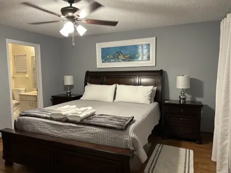 Cozy Beach Beach House/King size suite/Pool/Pool Table/Sarasota