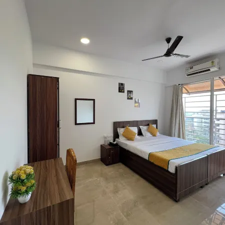 Pinaki Comfort Stay, Vile Parle