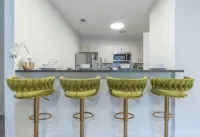 Opulence n Olive ~ 4bath, 10 beds+Park 2 cars FREE