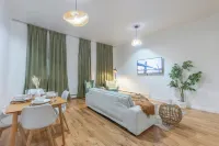 City Escape w/ 2 Bath, 10 beds, We Pay 1/2 Parking