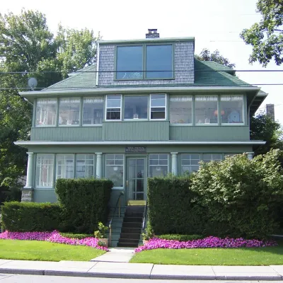 Rose Arden Bed & Breakfast Hotels near Hamilton General Hospital