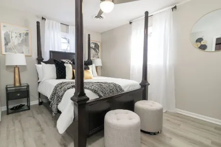 Cozy Retreat Close to Downtown + Parking Отели в г. Грейам