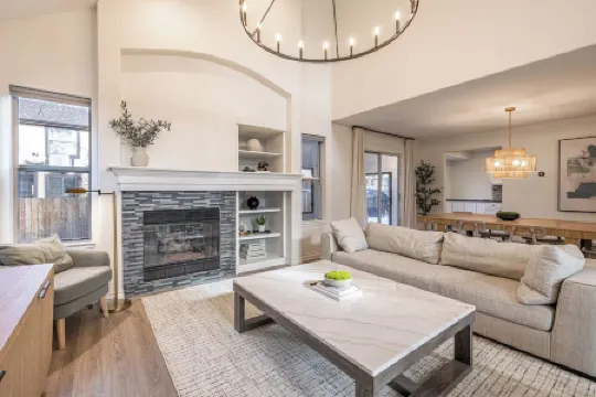 Spacious 4-bedroom house with AC, WiFi in marvelous Aurora