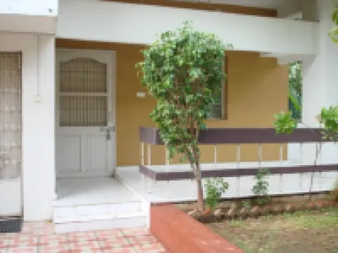 Comfy cozy sprawling bungalow for leisure/business trip