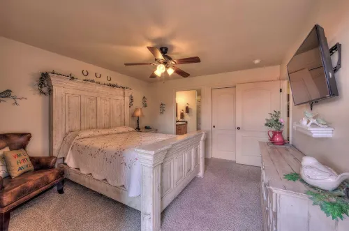 DW6  Private Hot Tub, En-Suite Bathroom for Each Bedroom, Near Arches Park!