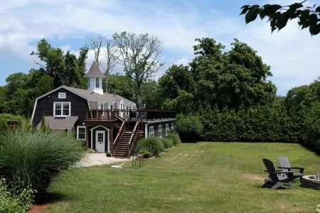 Shelter Harbor Inn Отели рядом с достопримечательностью «Water Wizz of Westerly RI»