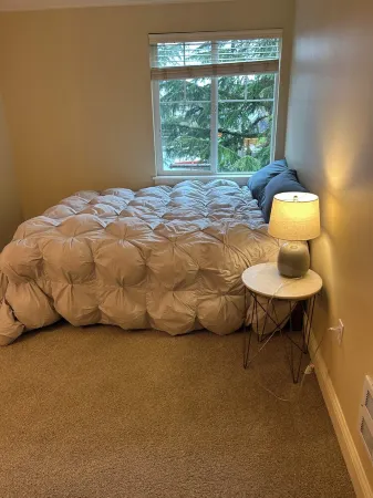 Gorgeous HUGE Lakefront 2 bedroom Apartment!!!! Отели рядом с достопримечательностью «Южный Киркленд Парк энд Райд»