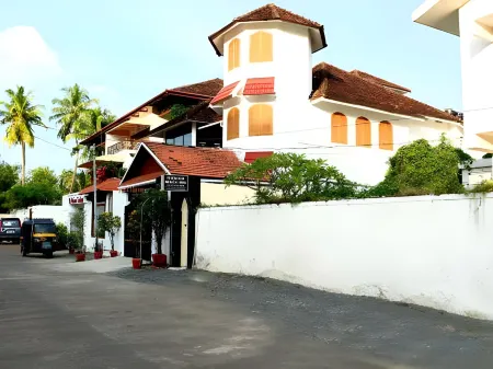 Fortkochi Beach Inn Отели рядом со станцией Metro  Aluva Railway Station