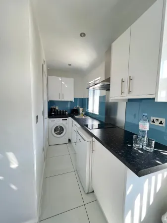 3  miles Ruislip - 1 mile Southall - 3 miles Northolt - B Отели рядом с достопримечательностью «Church of St Nicholas, Hayes»