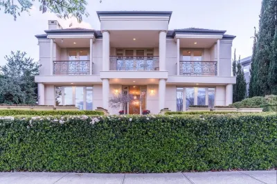 A 5-Star Waterfront Home, Yarralumla Hôtels à proximité de : Diplomatic Missions