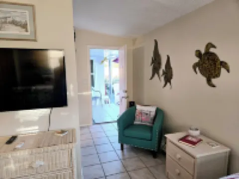 PARADISE on Driftwood, in Sunny Venice Florida 1-BR/ 1-BTH Suite/Ktchn. POOLSIDE