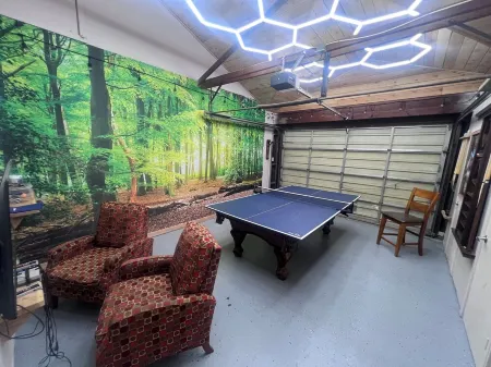 Mid Century Modern-5 min from I-5