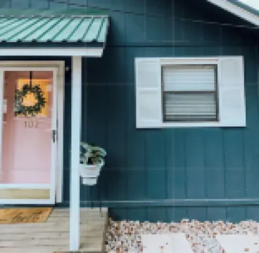 Charming& Cozy Cabin walking distance to downtown and trails