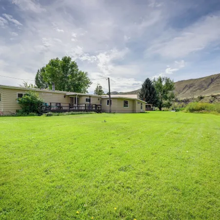 Cozy Salmon Home w/ Mountain Views & River Access