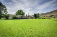 Cozy Salmon Home w/ Mountain Views & River Access - 3-stjärniga
