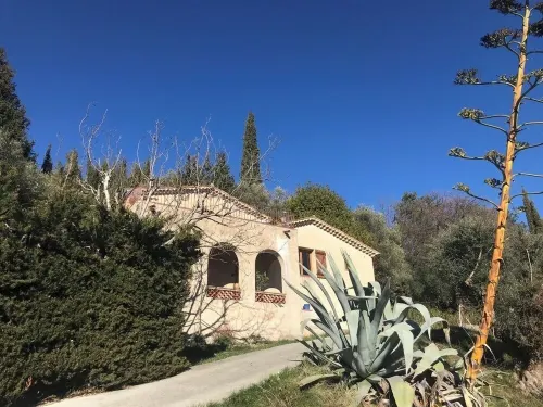 4 BEDROOM VILLA IN MONTAUROUX - STUNNING VIEWS. MINI-POOL & HUGE RUSTIC GARDEN Hotels in Montauroux