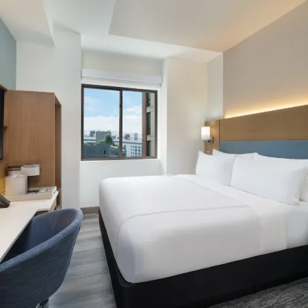 Even Hotel Long Island City - New York by IHG Отели рядом с достопримечательностью «Станция метро G Subway Line»