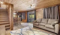 Cozy 3-bedroom cabin in fabulous Worley with AC, WiFi, and a game room.