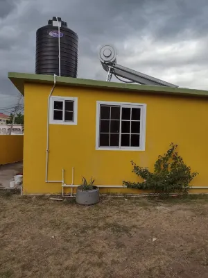 Welcome to our villa, enjoy the local vibes, AC, WIFI, hot water, cable. Hotels in Old Harbour