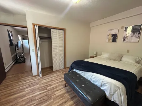 Cozy 1 bedroom apartment across from the airport with WiFi.