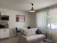 Au Calme et Proche Centre-ville, Studio Rénové Avec Équipements Neufs et Parking