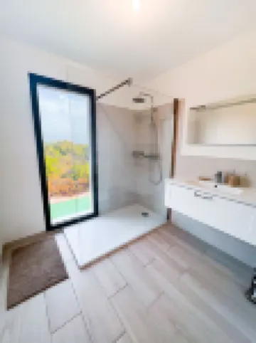 2 mins from the beach! Apartment in new contemporary residence with swimming pool