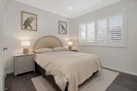 4 bedroom Hampton style home with theatre room. Close to CBD and beaches - พร้อมWifi