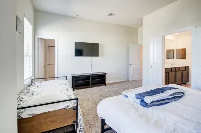 Luxurious Richmond Townhouse - 3 BR, Fenced Yard, Family-Friendly! Hotel in zona Tara Park Dr