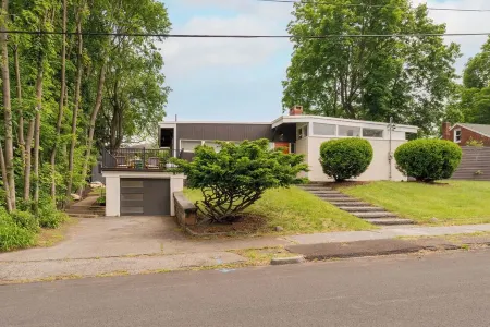 Cozy 2-bedroom house in charming Kingston with AC, WiFi Отели в г. Кингстон