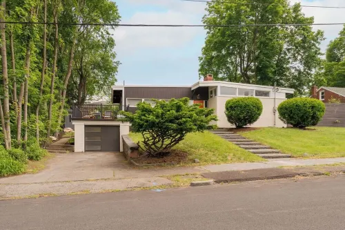 Cozy 2-bedroom house in charming Kingston with AC, WiFi