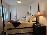 4 Minute drive to casino. Lake, park, marina, restaurants, stores 5 minute walk