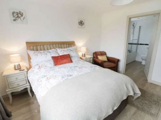 Peaceful home from home cottage beautifully presented in village location.