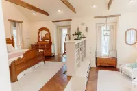 Historical and Spacious Shabby Cabin Retreat! Modern Amenities