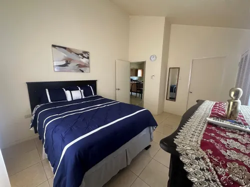 Charming 2-bedroom house with WiFi, AC in Phoenix Park Portmore. Hotels in Hellshire