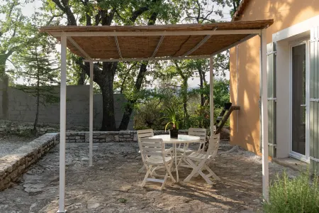 Ravissant Mas à Saignon Très Confortable, Piscine, Grand Parc, Animaux Acceptés Отели рядом с достопримечательностью «Региональный природный парк Люберон»