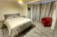 Home away, 30 mins to central London & 15 mins to Heathrow and Windsor.