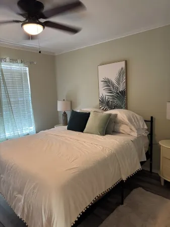 Sage House - Sophisticated, cozy 2 bedroom condo in the heart of Harlingen, TX