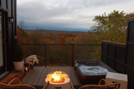 The Overlook; A Romantic Treehouse for Two