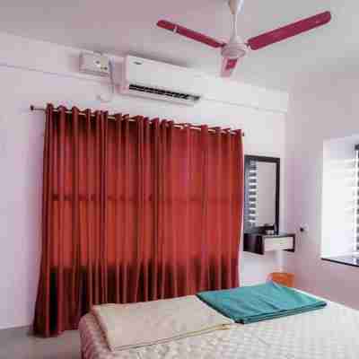 2 BHK Furnished Flat - Suite - 200 m to Guruvayoor Temple Rooms